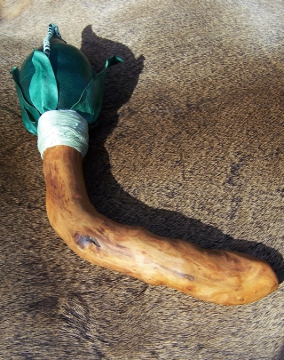 Rohhautrassel in Form einer grünen Knospe