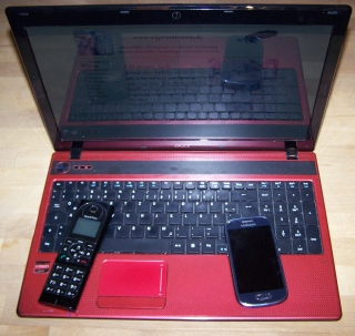 Laptop,Smartphon und Telefon